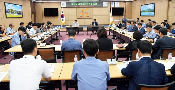 NSP통신-▲공주시가 민선 7기 정책자문위원회 회의를 개최하고 심도 있는 공약 토론을 진행했다. (공주시)