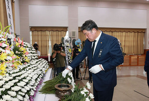 [NSP PHOTO]경북도의회, 봉화 소천면 총기난사 사고 사망공무원 합동분향소 조문