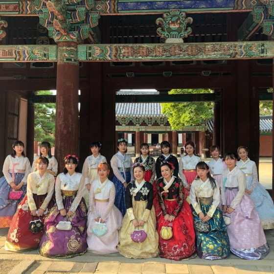 NSP통신-일본 아이치가쿠센대학 학생들이 전주한옥마을에서 한복을 입고 기념촬영을 하고 있다. (오산대학교)
