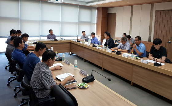 NSP통신-22일 단원구청 소회의실에서 김창모 구청장과 관계자들이 모여 대규모 주택 재건축 정비사업 간담회를 열었다.