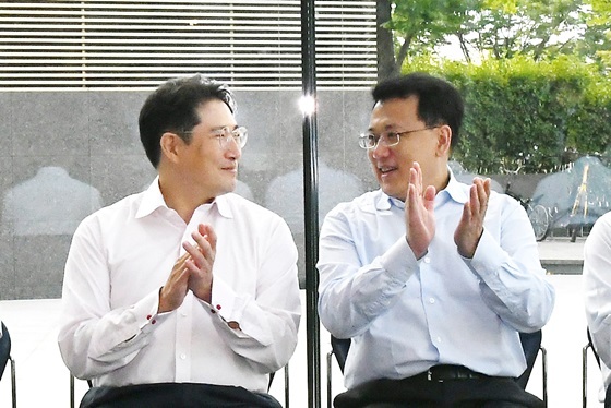 NSP통신-효성 조현준 회장(왼쪽)이 효성 반포 사옥에서 위안자쥔(Yuan Jia Jin, 袁家军, 오른쪽) 중국 저장성(Zhejiang, 浙江省) 성장을 만나 사업협력 방안을 모색하고 있다. (효성)