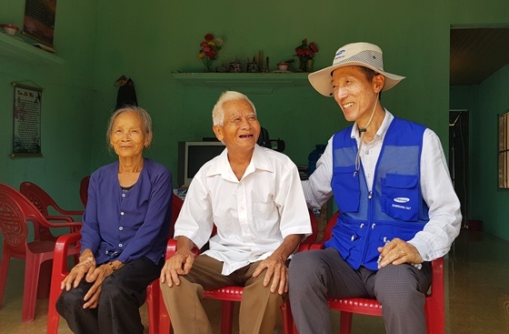 NSP통신-삼성물산 유달순 수석이 이번 사업의 수혜자인 판 반 홍 씨를 만나 이야기를 나누고 있다. (삼성물산)