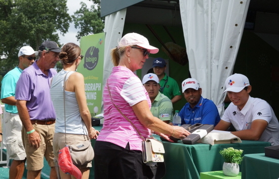 NSP통신-노던 트러스트 PGA 대회장 내 비비고 부스에서 PGA 선수들의 사인회가 개최됐다 (CJ제일제당 제공)