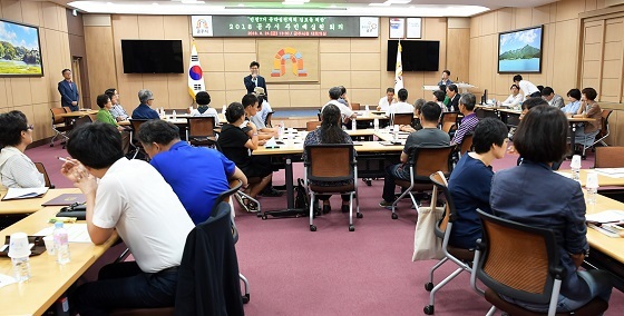 NSP통신-▲공주시가 지난 24일 민선7기 공약실천계획 검토를 위한 주민배심원 1차 회의를 개최했다. (공주시)