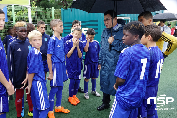 NSP통신-주낙영 경주시장이 지난 26일 축구경기장을 찾아 선수들을 격려하고 있다. (경주시)