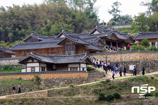 NSP통신-지난해 한, 중 성리학 국제학술대회 참여자들이 경주양동마을을 방문하고 있다. (경주시)