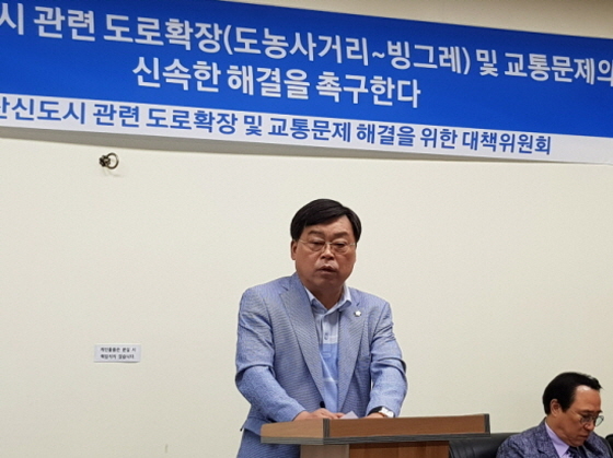 NSP통신-27일 남양주시청 기자브리핑룸에서 이창균 도의원이 기자회견을 열어 입장문을 발표하고 있다. (경기도의회)