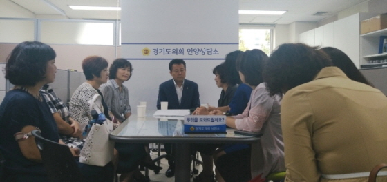 NSP통신-경기도의회 안양상담소에서 김성수 경기도의원과 안양시 어린이집 운영관계자들이 어린이집 통학차량 안전사고 대책에 대해 논의하고 있다. (경기도의회)