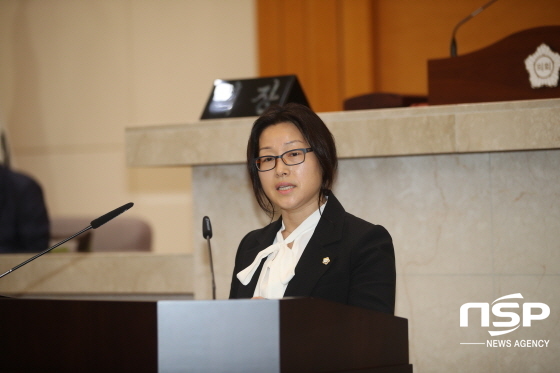 NSP통신-민주당 소속 공숙희 포항시의원이 임시회에서 두호주공재건축사업과 관련해 5분 자유발언을 하고 있다. (포항시의회)