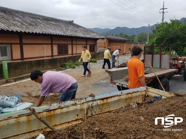 NSP통신-담양군 창평면 직원들이 지난 28일 폭우 피해 복구에 구슬땀을 흘리고 있다. (담양군)