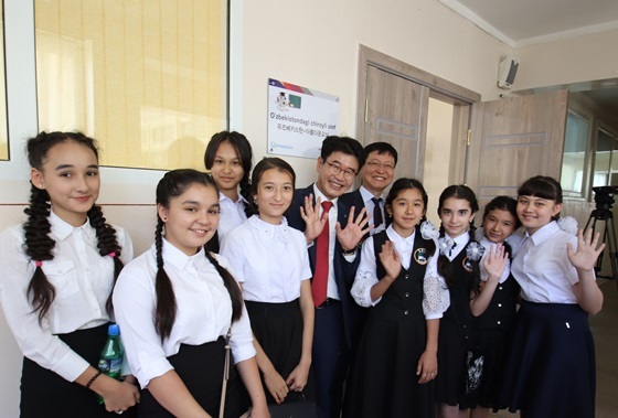 NSP통신-우즈베키스탄 타슈켄트에서 열림 아름다운 교실 개관식 행사에서 아시아나항공 조영석 상무(오른쪽 여섯번째),아시아나항공 강택원 타슈켄트 지점장(오른쪽 다섯번째)이 학생들과 기념촬영을 하고 있다. (아시아나항공)