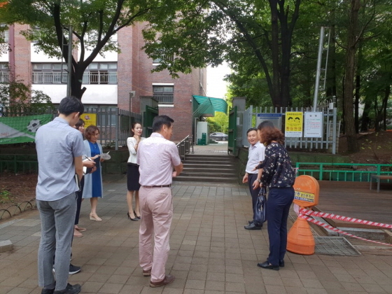 NSP통신-29일 폭우로 인한 침수피해를 예방하기 위해 이나영 의원이 지역구 내 초등학교 현장점검을 실시하고 있다. (경기도의회)