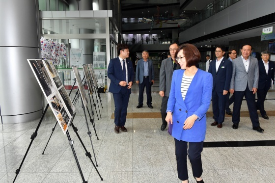 NSP통신-사회적협동조합 구두 만드는 풍경 판로지원 행사장을 찾은 은수미 성남시장. (성남시)