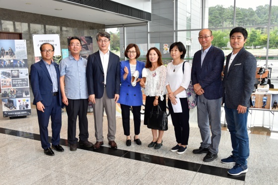 NSP통신-은수미 성남시장(왼쪽 네번째)이 사회적협동조합 구두 만드는 풍경 판로지원 행사장을 찾아 관계자들을 격려한 후 함께 기념촬영을 하고 있다. (성남시)