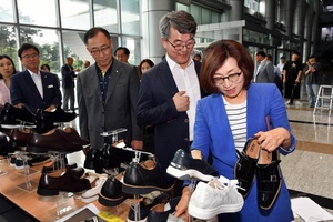 [NSP PHOTO]은수미 성남시장, 구두만드는 풍경 판로지원 행사장 찾아 격려