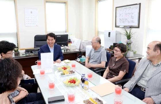 NSP통신-백군기 용인시장이 성복동주민센터를 방문해 화기애애한 분위기속에 간담회를 진행하고 있다. (용인시)