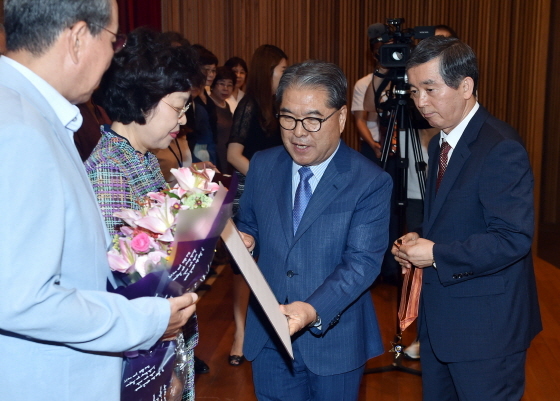 NSP통신-31일 오후 남부청사 다산관에서 이재정 경기도교육감이 퇴직교원에게 표창장을 전수하고 있다. (경기도교육청)