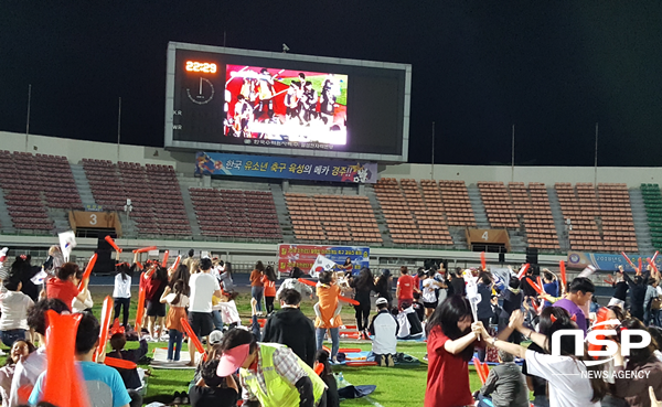 NSP통신-대한민국과 일본의 아시안게임 남자축구 결승전을 황성공원에서 응원하고 있는 경주시민 모습. (경주시)