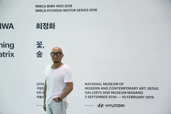 NSP통신-MMCA 현대차 시리즈 2018: 최정화 - 꽃, 숲展의 최정화 작가가 전시장 앞에서 포즈를 취하고 있는 모습 (현대차)