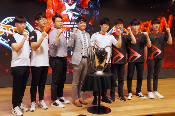 NSP통신-2018 LCK 서머 결승전 미디어데이에서 kt 롤스터와 그리핀 팀이 LCK 우승컵 뒤에서 포즈를 취하고 있다. (라이엇게임즈)