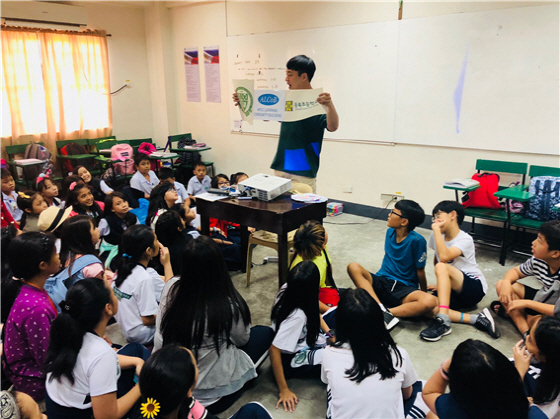 NSP통신-송북초등학교 학생들이 필리핀 세인트 파티마대학 부속초등학교에서 진행된 국제교류협력학교 프로그램에 참가해 수업을 듣고 있다. (경기도교육청)