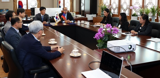 NSP통신-▲한밭대학교가 5일 라오스 수파누봉대학교 대표단과 학술교류 방안 등을 협의했다. (한밭대학교)