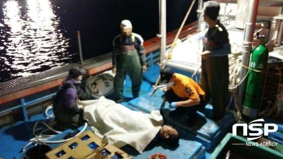 NSP통신-인근 어선에 구조된 선원 손 씨 (동해해양경찰서)