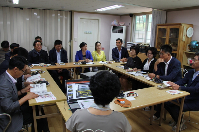 NSP통신-5일 경기도의회 제1교육위원회가 노인복지시설 엘림양로원을 방문해 애로사항 청취를 하고 있다. (경기도의회)