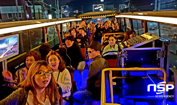 NSP통신-여수낭만버스 시간을 달리는 버스커 탑승객들이 여수야경을 감상하며 버스킹 공연을 즐기고 있다. (여수시)
