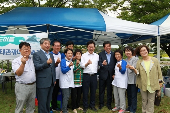 NSP통신-6일 안산시 경기창작센터에서 열린 마을만들기 전국대회에서 송한준 의장(왼쪽 두번째), 이재명 경기도지사(오른쪽 다섯번째), 윤화섭 안산시장(오른쪽 네번째)을 비롯해 참석자들이 기념촬영을 하고 있다. (경기도의회)