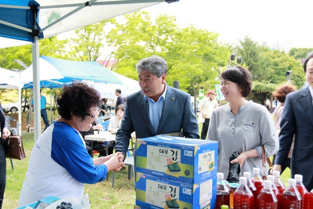 NSP통신-6일 안산시 경기창작센터에서 열린 마을만들기 전국대회에서 송한준 의장이 주민과 악수를 나누고 있다. (경기도의회)