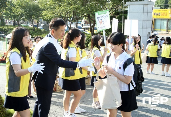 NSP통신-전남교육청이 10일 목포여고 정문 앞에서 실시한 자살예방 캠페인. (전남도교육청)