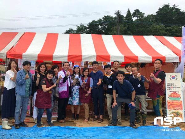 NSP통신-경주시 일본 오이타현 우사시 와인축제 2018 홍보 물산부스 운영 단체사진. (경주시)