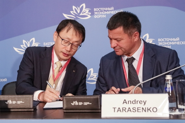 NSP통신-11일 러시아 블라디보스톡에서 열린 협약식에서 KT 경영기획부문장 구현모(왼쪽) 사장, 러시아 연해주 안드레이 타라센코(Andrey Tarasenko) 주지사가 협약을 체결하고 있다.