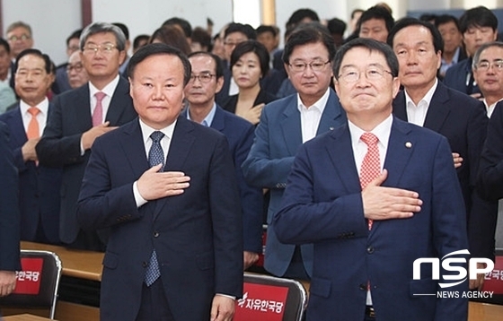 NSP통신-김재원 국회의원이 지난해 8월 30일 자유한국당 경북도당위원장 취임식에서 백승주 의원과 김주수 의성군수와 함께 가슴에 손을 얹고 있다. (NSP통신 자료사진)