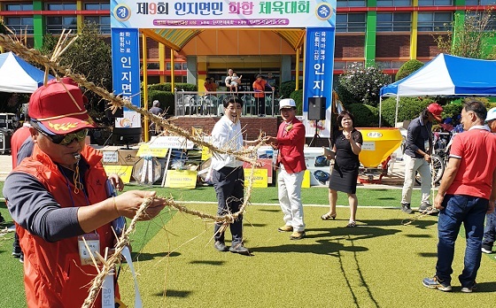 NSP통신-▲맹정호 서산시장이 주민체육대회에 참여해 주민들과 경기를 함께 했다. (서산시)