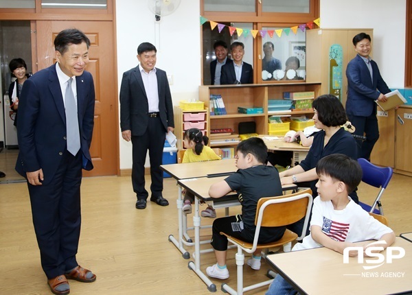 NSP통신-장석웅 전남교육감이 지난 12일 나주이화학교를 찾아 학생들과 반갑게 인사하고 있다. (전남교육청)