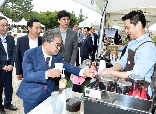 NSP통신-13일 오전 수원월드컵경기장에서 열린 수원맘과 함께하는 2018년 경기도교육청 중증장애인생산품 구매 박람회에서 이재정 경기도 교육감이 판매부스를 돌아보고 있다. (경기도 교육청)