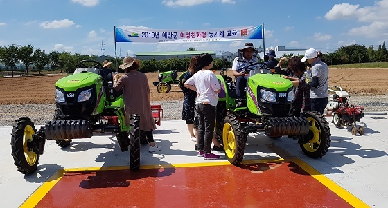 NSP통신-▲예산군 농업기술센터가 지난 12일 관내 희망 여성농업인 10여명을 대상으로 농기계 교육을 실시했다. (예산군)