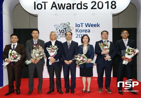 NSP통신-에어릭스 김군호 대표(왼쪽 세번째)가 사물인터넷 진흥주간 2018 IoT Awards에서 과학기술정보통신부 표창을 받고 수상자들과 기념 사진을 촬영하고 있다. (에어릭스)