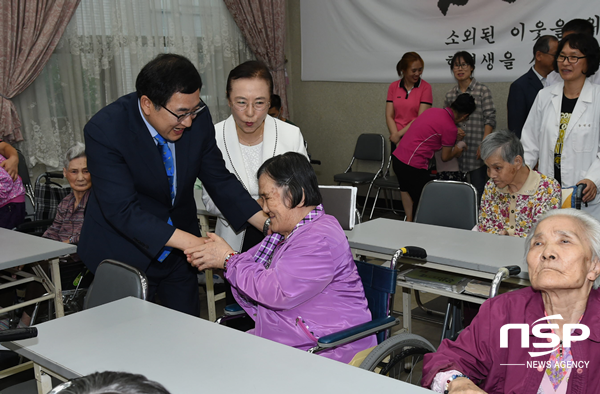 NSP통신-주낙영 경주시장이 지난 14일 나자레원을 찾아 어르신을 격려하고 있다. (경주시)