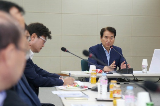 NSP통신-용인시 도시교통정비 용역 착수보고회에서 이야기하는 백군기 용인시장. (용인시)