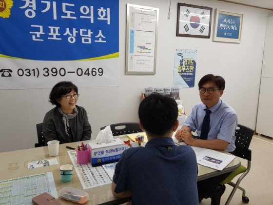 NSP통신-17일 경기도의회 군포상담소에서 정희시 도의원(오른쪽)이 장애인 일자리 확대에 대한 의견을 나누고 있다. (경기도의회)