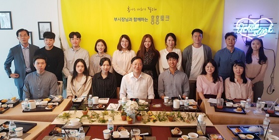 NSP통신-▲이필영 천안부시장이 점심시간을 이용해 7급 이하 직원들과 흥흥토크를 진행했다. (천안시)