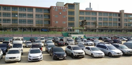 NSP통신-학교 운동장 주차장으로 개방하는 대일초교. (성남시 중원구)