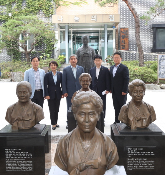 NSP통신-19일 오후 송한준 경기도의장(가운데)을 비롯한 경기도의회 관계자들이 추석을 맞아 광주 나눔의 집을 방문했다. (경기도의회)