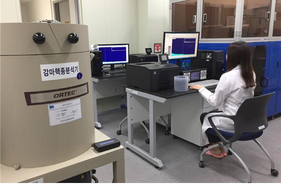 NSP통신-감마핵종분석기를 이용해 방사능 검사를 하고 있다. (경기도)
