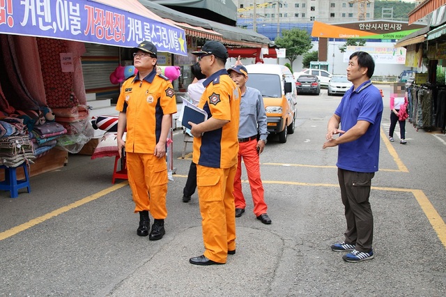 NSP통신-이정래 안산소방서장(왼쪽)이 시민시장을 방문해 화재예방 현장 지도를 하고 있다. (안산소방서)