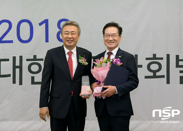 NSP통신-최기문 영천시장이 20일 서울 언론진흥재단 기자회견장에서 개최된 2018 대한민국사회발전대상시상식에서 행정부문 대상을 수상하고 있다. (영천시)