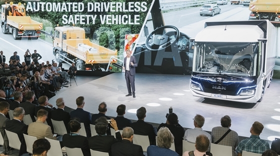 NSP통신-요아킴 드리스 만트럭버스 CEO가 IAA 2018 에서 도심형 순수 전기트럭 CitE를 소개하는 모습